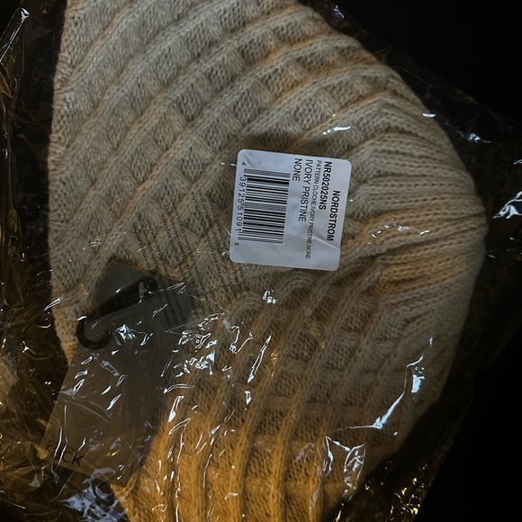 Knit Bucket Hat - NWT - Picture 3 of 4
